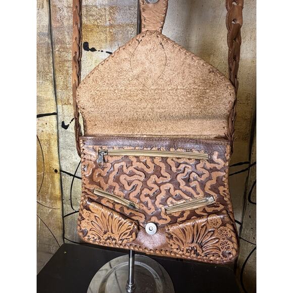 Rising sun hand-tooled leather crossbody bag with a floral pattern - Picture 5 of 12